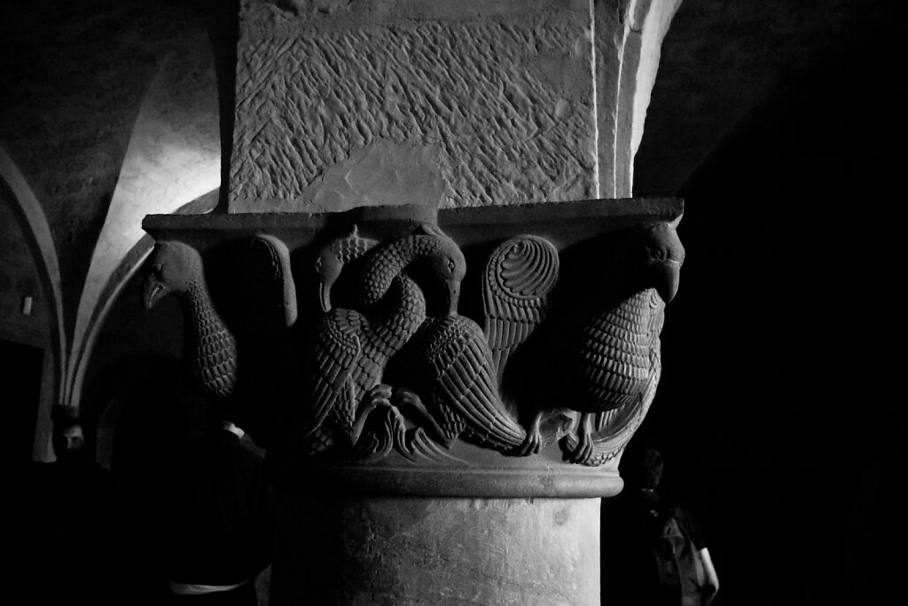 Säule mit Figuren
