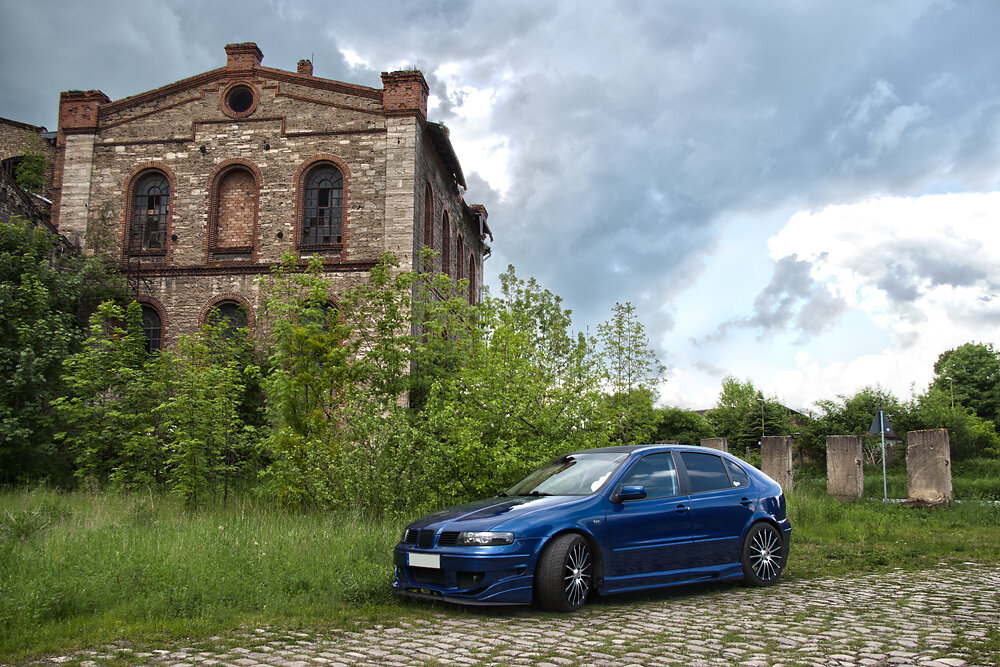Industrie Gebäude und Seat Leon