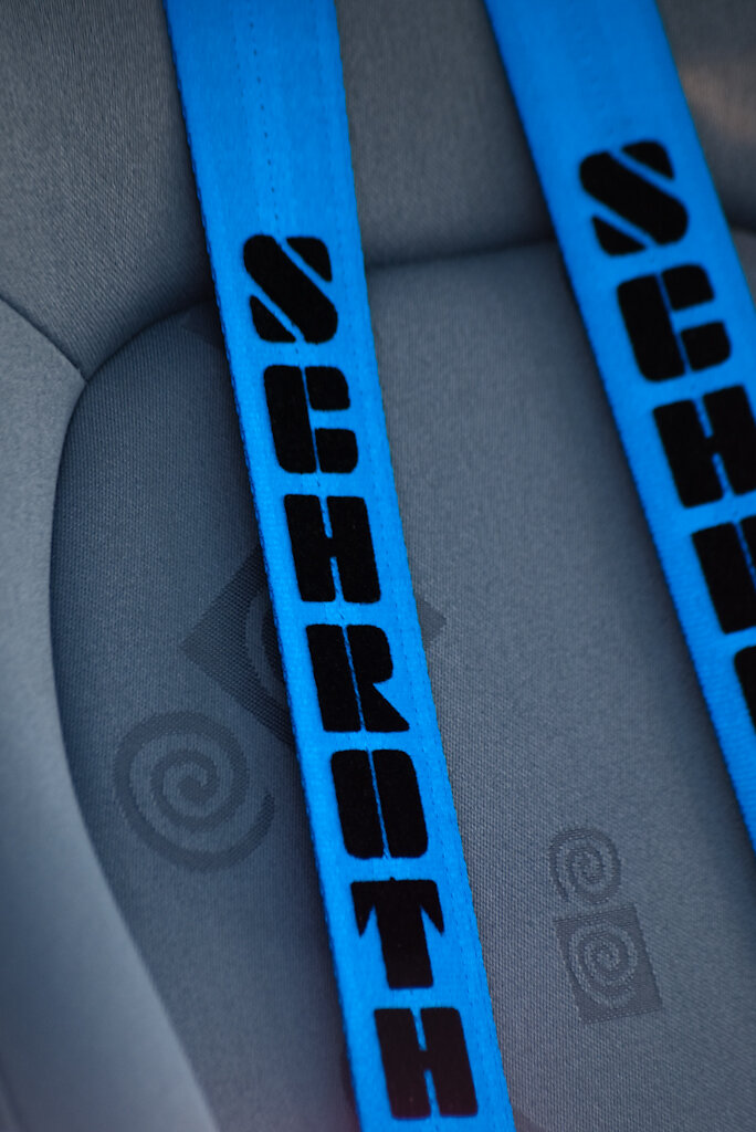 Schroth Gurt Schriftzug