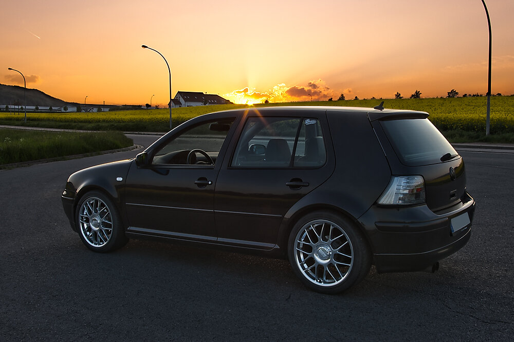 Golf IV seitlich bei Sonnenuntergang