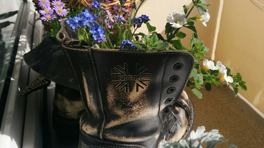Springerstiefel mit Blumen seitlich